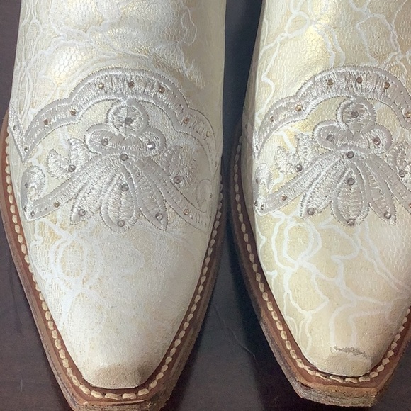 CORRAL NEW - Sz 8.5 - Swarovski sparkle dots - gold shimmer - floral pattern - Picture 15 of 15